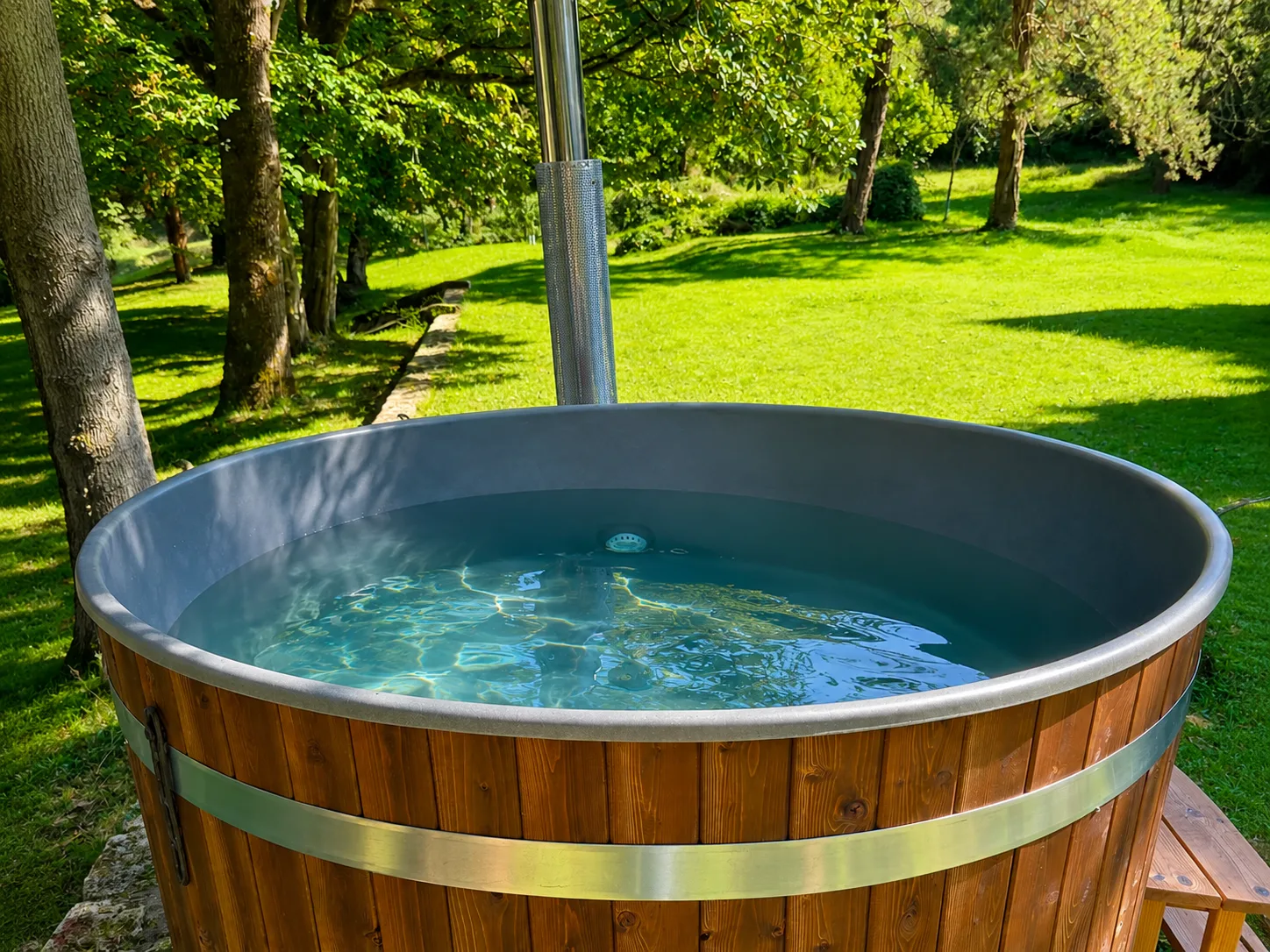Bain nordique en bois chauffé au feu de bois