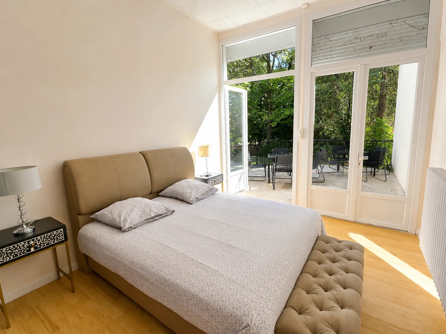 Chambre lumineuse avec lit king-size