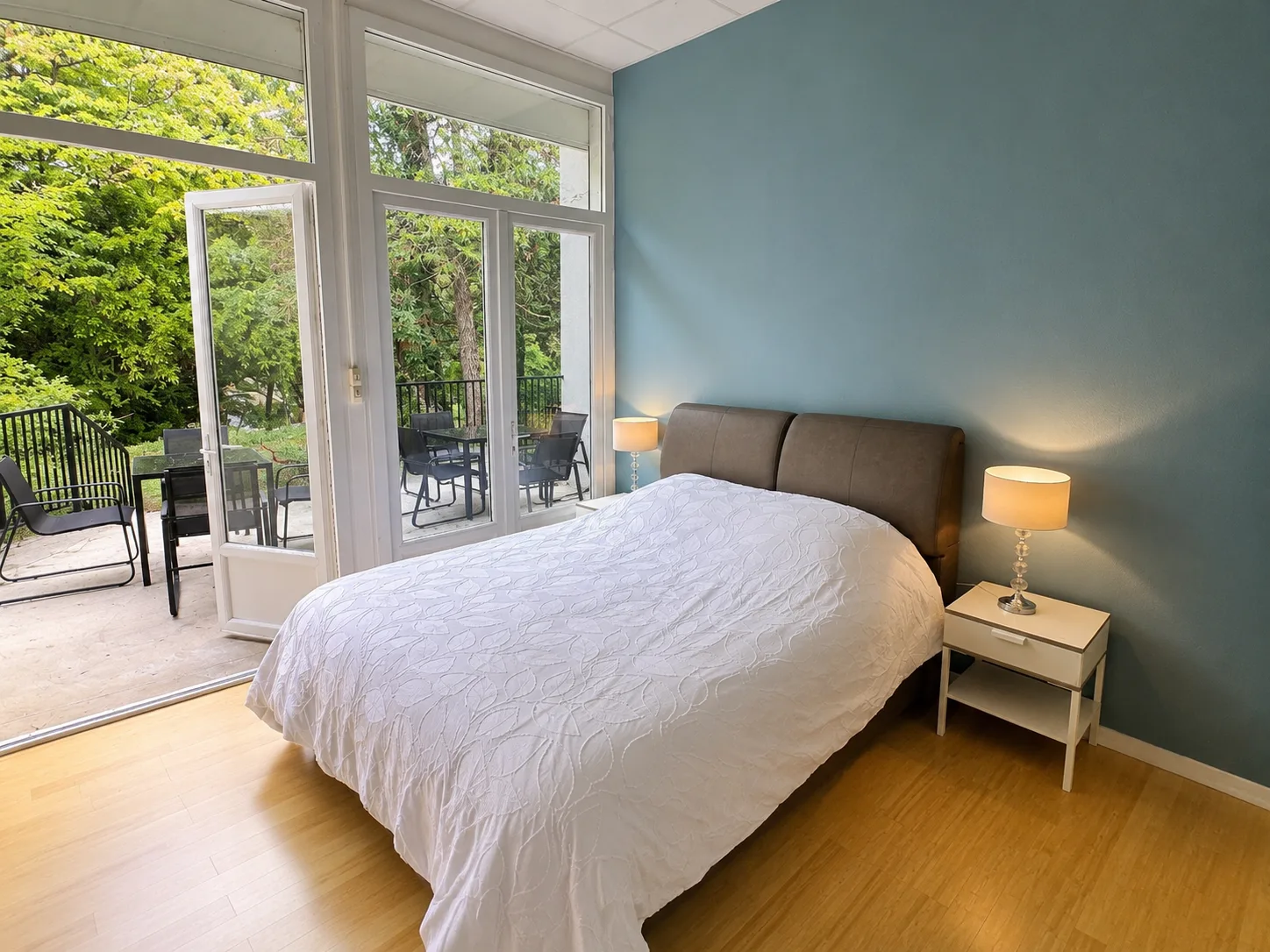 Chambre bleu canard avec terrasse sur le parc