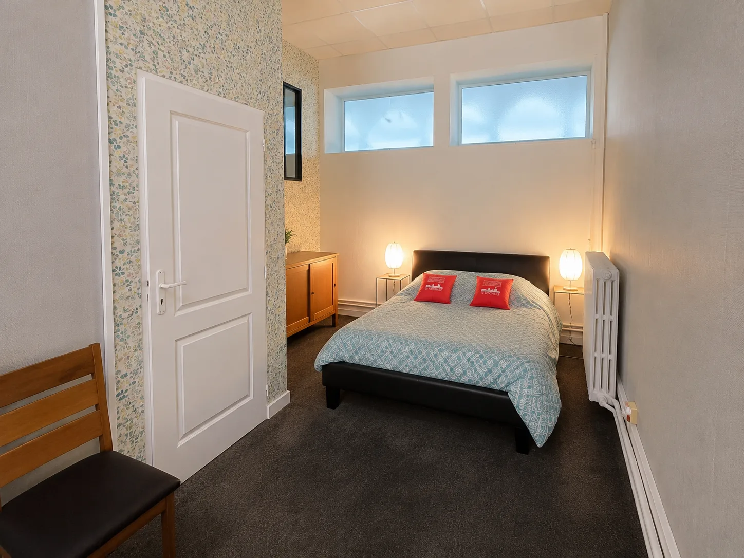 Chambre cosy avec papier peint fleuri
