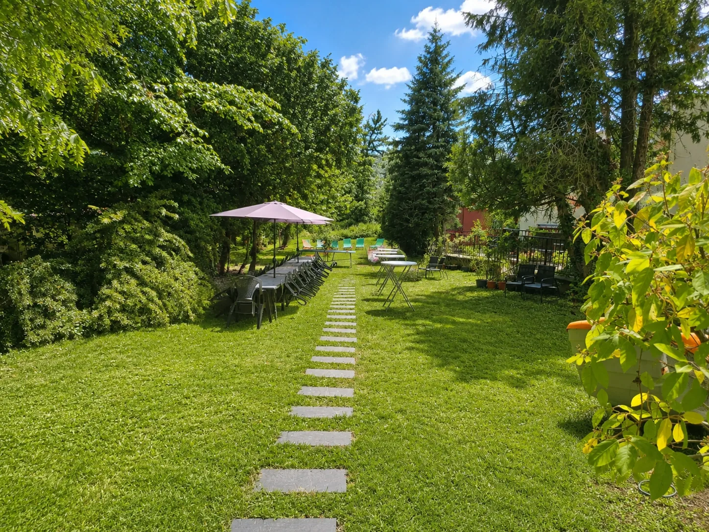 Allée en pas japonais et terrasse aménagée dans le parc