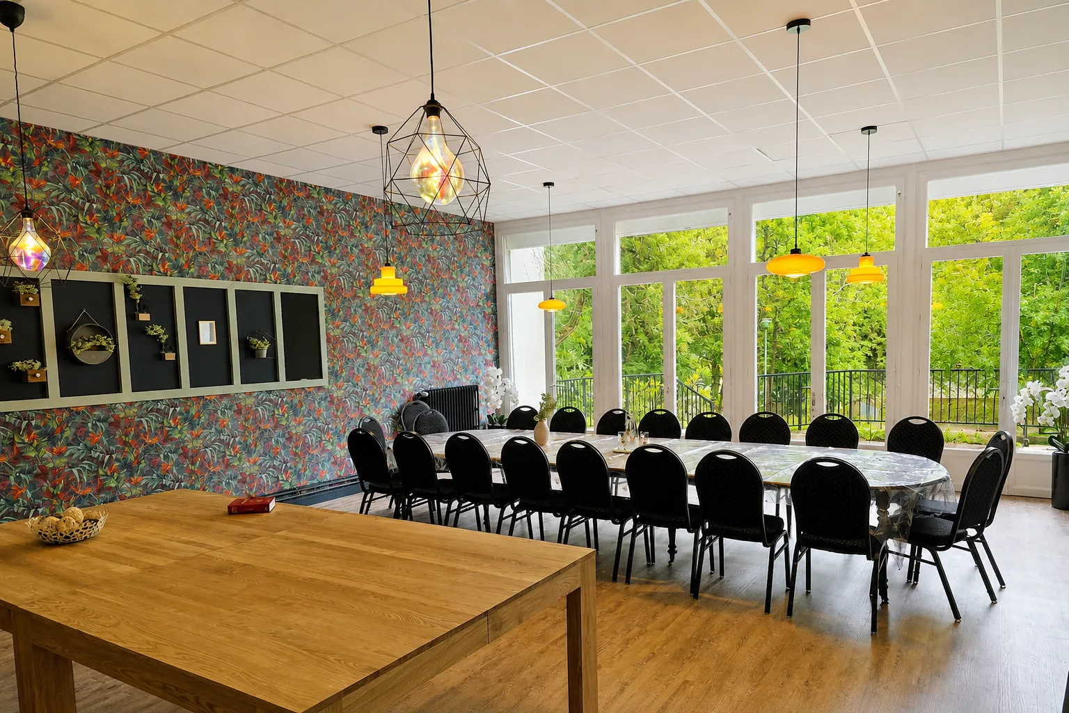 Salle commune avec grande tablée pour 20 personnes
