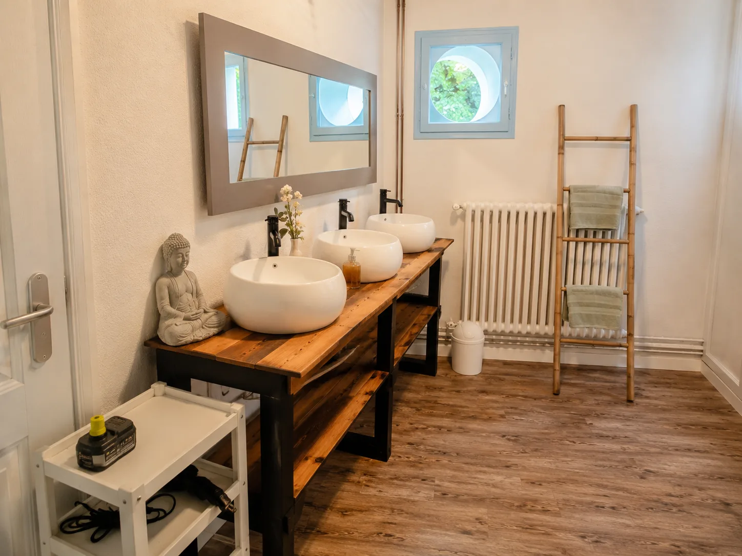 Salle d'eau zen aux hublots ronds