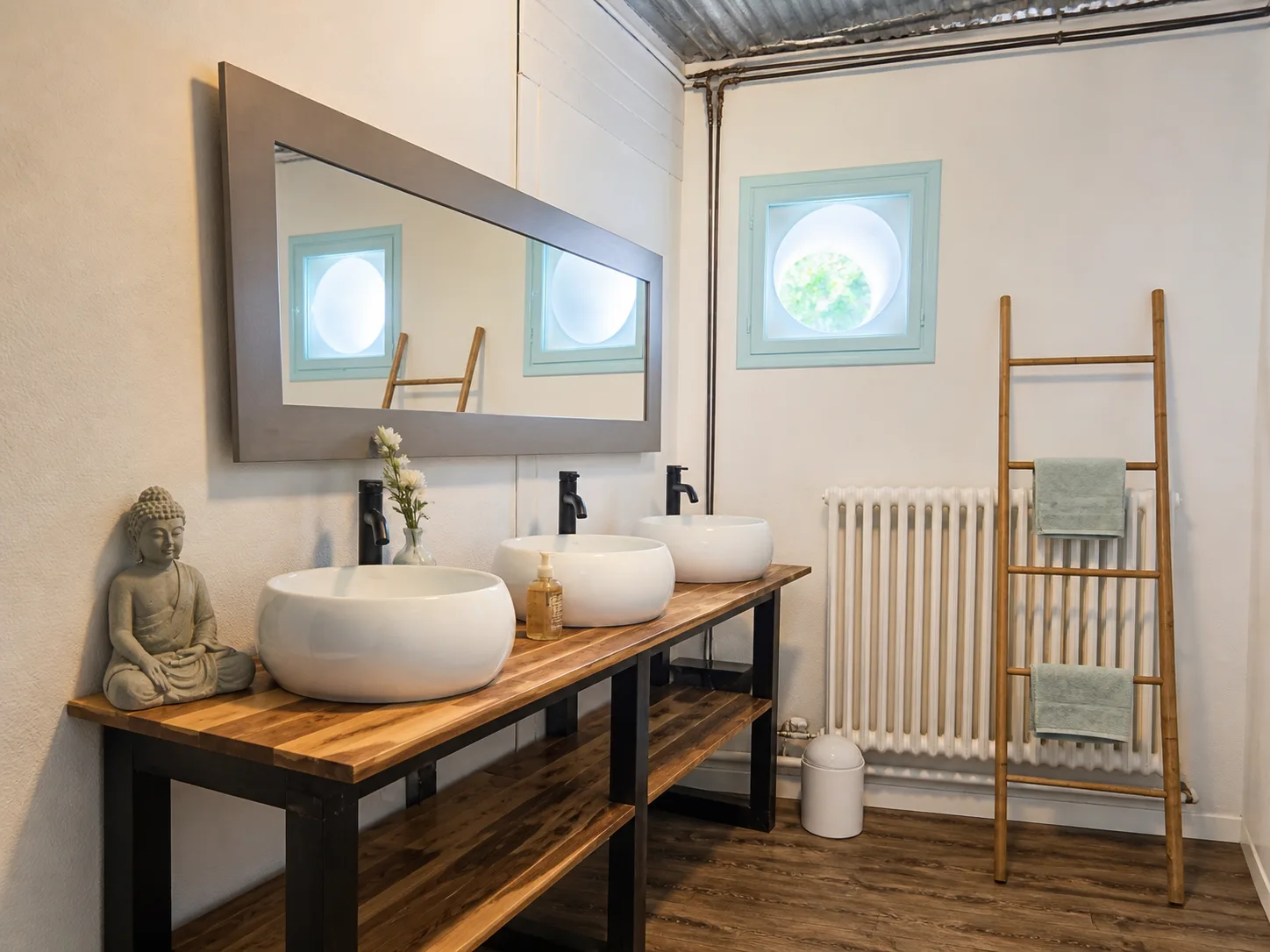 Salle d'eau zen, vasques et échelle bambou