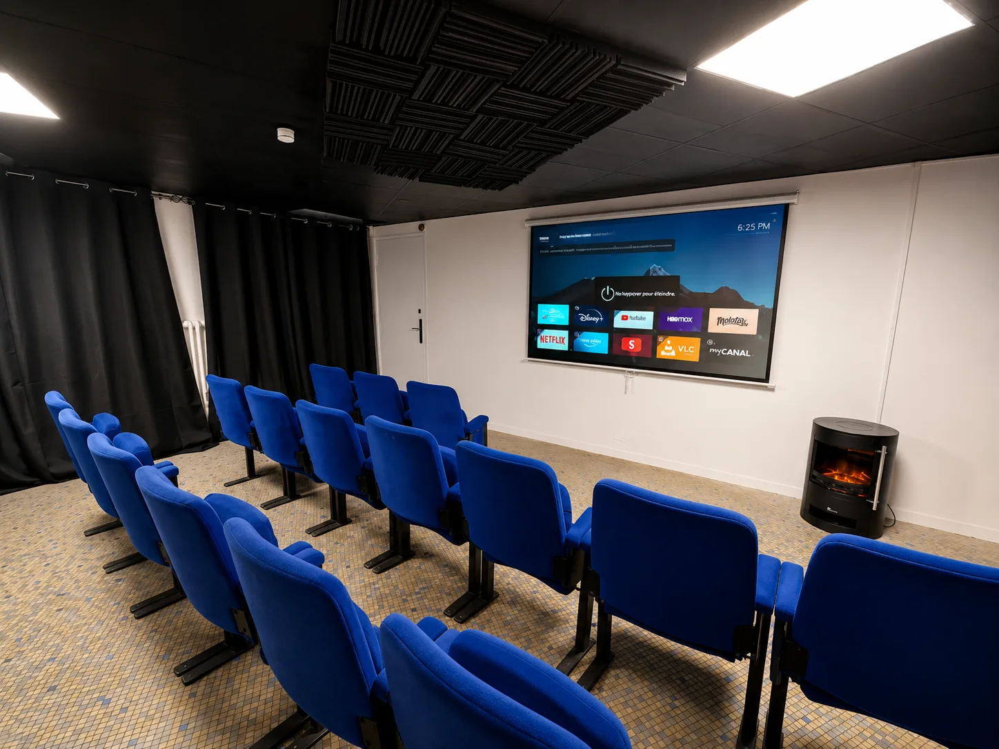 Salle de projection avec fauteuils velours bleu