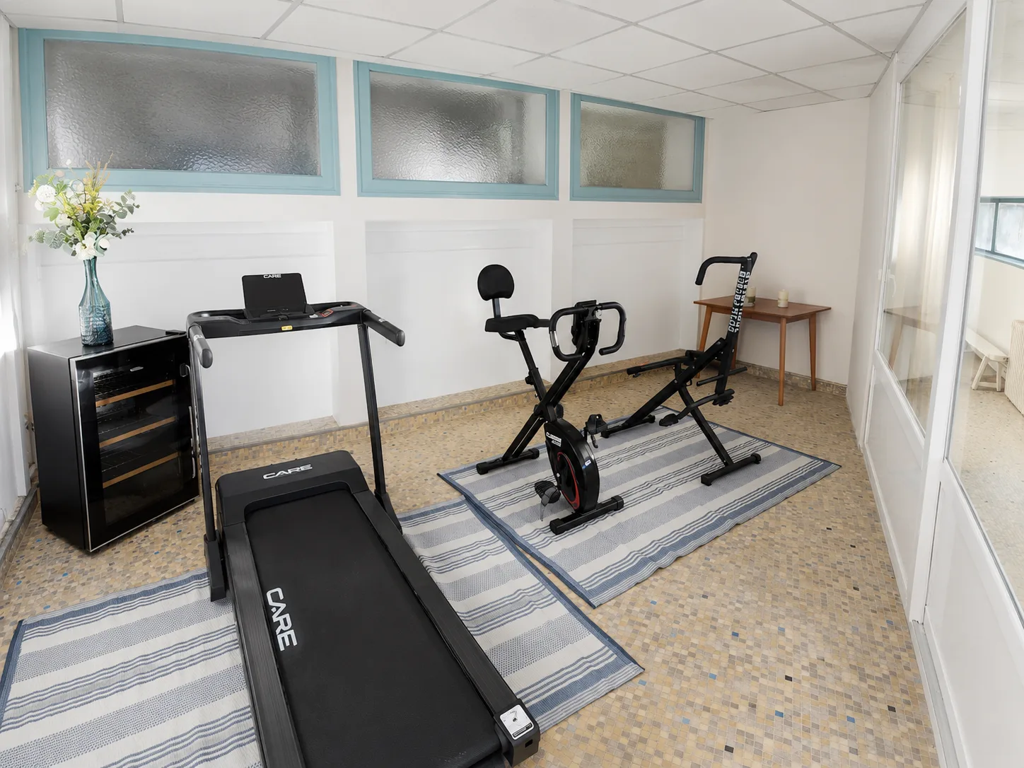 Salle de sport équipée tapis de course et vélo