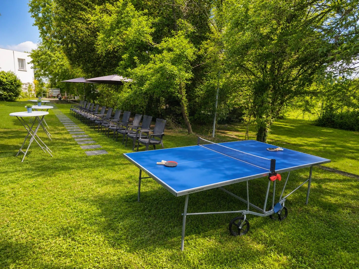 Table de tennis de table dans le parc